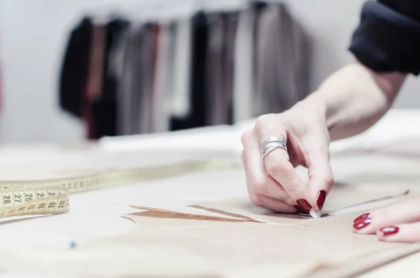 Primo Piano Mani Femminili Con Gesso Sarto Che Lavora Sul — Foto Stock