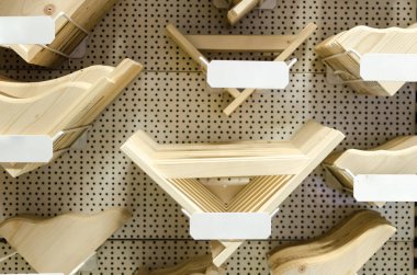 Telefon teak ahşap izole, seçici odak ve metin için boş yer