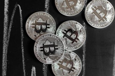 Bitcoins yineleme Siyah Kara tahta arka plan üzerinde