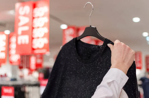 Kadın Eli Kadın Giysisi Bulmak Için Elbise Mağazasında Bir Sike — Stok fotoğraf