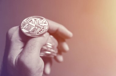 Bitcoin çoğaltma Siyah Kara tahta arka plan üzerinde tutan işadamı el Close-Up