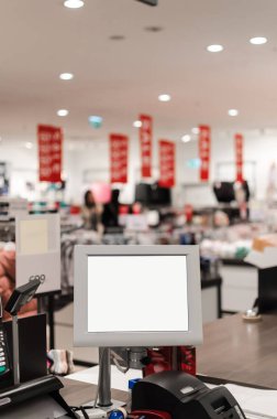 Bilgisayarlar ve büyük bir mağazada alışveriş merkezinde yazar Kasalar