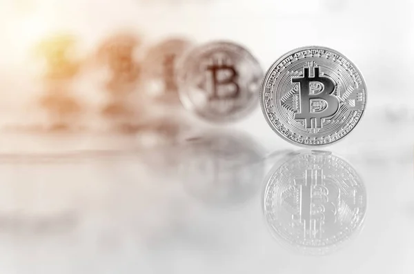 Replik Von Bitcoins Auf Schwarzem Kreidegrund — Stockfoto