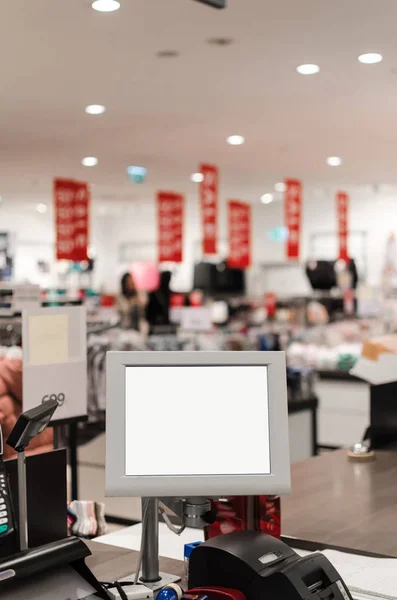 コンピューターとショッピング モールでの大型店のレジ — ストック写真
