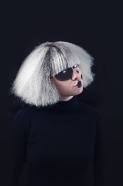 boya sanat yüz makyaj ve kıvırcık mavi saç siyah bir arka plan ile komik ve çılgın kız