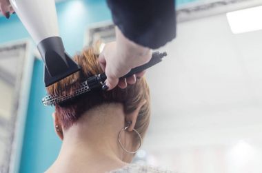 Kuaförlük kurutma asimetrik modern saç modeli salonda