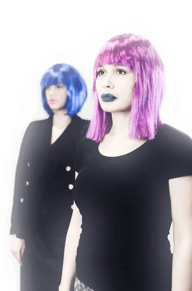 Twee Cyber Vrouwen Poseren Met Futuristische Stijl Mist Mysterieuze Gezichten — Stockfoto