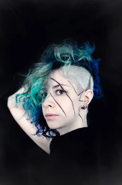 Acconciature Rock Punk Sfondo Nero Ritratto Una Ragazza Con Capelli — Foto Stock