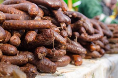 birçok ev yapımı sosis masada