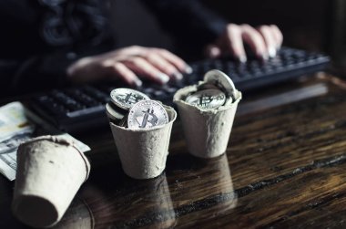 klavye, tencere masaya geri dönüşüm para yazarak kadın