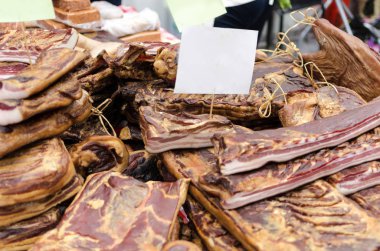 Güzel kurutulmuş domuz pastırma, metin için yer veya kağıt üzerinde bir fiyat yığını