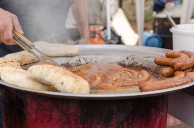 Sırbistan sokakta sosis pişirme