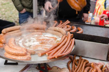 Sırbistan sokakta sosis pişirme