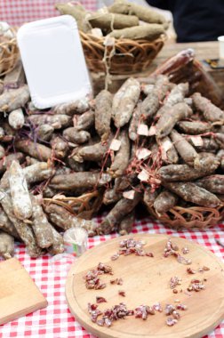 çok pahalı Sırp kurutulmuş sosis kesme ve satış için hazır bir masada