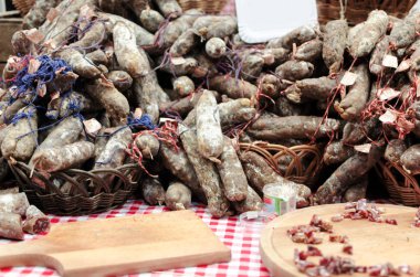 çok pahalı Sırp kurutulmuş sosis kesme ve satış için hazır bir masada