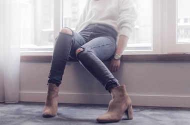 bahar moda kıyafet. Denim moda kadın uzun bacaklar kahverengi şık yüksek topuklu ayakkabılar, kompozisyon ve kopya alanı kırpılmış pantolon