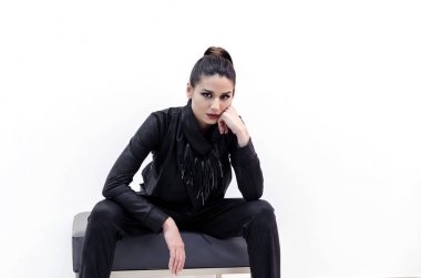 yeni ve modern kıyafet tasarımı ile kadın moda sanatsal portresi