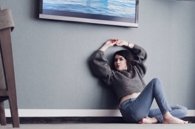 Genç kadın veya açık pencere instagram tonlama, onun oturma odasında rahatlatıcı bir halı üzerinde evde oturan kız moda poz, blogger kavramı