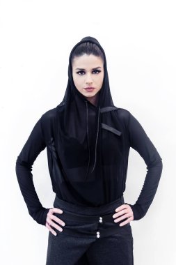 modern tasarım siyah montlu modern bir genç kadın portresi 