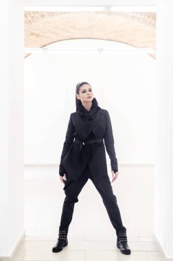 profesyonel model yüz, kamera, beyaz duvar üzerinde metin için yer arıyorum moda sektöründe poz kadın