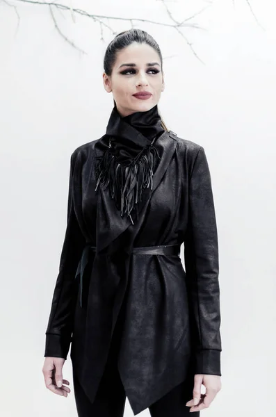 Yeni Modern Kıyafet Tasarımı Ile Kadın Moda Sanatsal Portresi — Stok fotoğraf