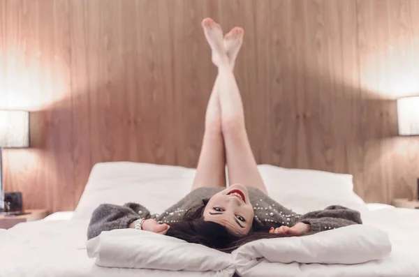Sexy Nackte Junge Frau Liegt Bett Hotelzimmer — Stockfoto