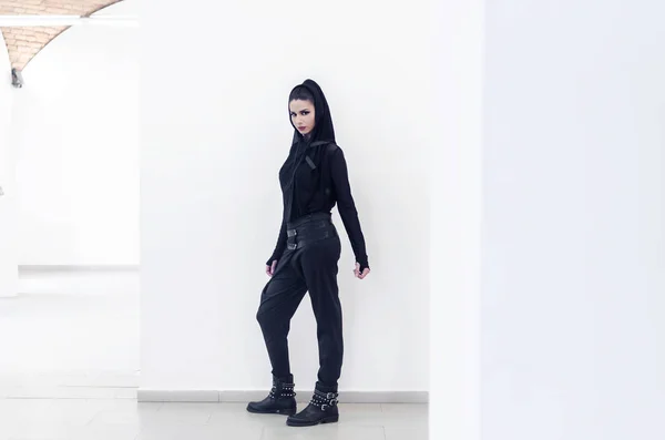 黒のスーツと黒のスキニー パンツで全身肖像画若い上品な女性 ファッションスタジオ ファッションモデル — ストック写真