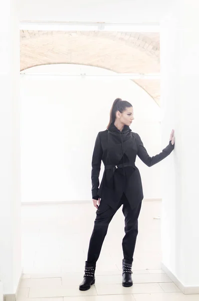 Профессиональная Модель Лица Женщина Позирует Индустрии Моды Глядя Камеру Пространство — стоковое фото