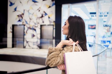 Alışveriş Merkezi, alışveriş torbaları üzerinde omuz ile genç ve güzel Arap kız portresi alışveriş neşeli Arap kadın