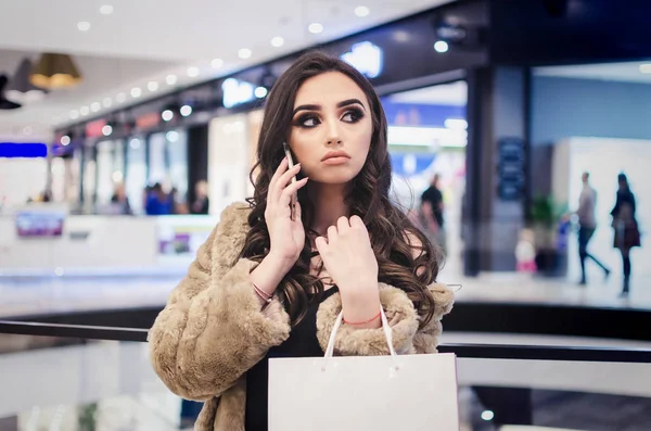 Glückliche Frau Mit Einkaufstüten Beim Einkaufen — Stockfoto