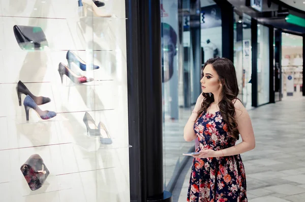 Giovane Donna Che Guarda Vetrina — Foto Stock