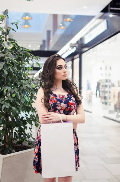 Joven Mujer Increíble Con Bolsas Compras Centro Comercial — Foto de Stock