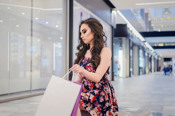 Kvinnan Håller Vit Väska Runt Boutique Och Ute Kläder — Stockfoto