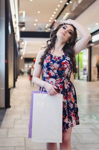 Porträtt Den Vackra Unga Kvinnan Med Shoppingkassar Promenader Stadens Galleria — Stockfoto