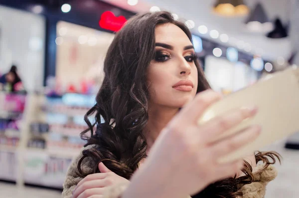 Portrét Mladé Hezké Shopaholic Ženy Držení Používání Mobilních — Stock fotografie