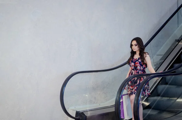 Mujer Caminando Escaleras Mecánicas Moderno Centro Comercial Gran Pared Vacía — Foto de Stock