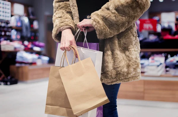 Schöne Kaukasische Brünette Frau Trägt Frühlingsmantel Frau Hält Leere Papiertüten — Stockfoto