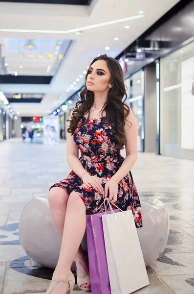 Schöne Junge Frau Mit Einkaufstaschen Sitzt Flur Und Wartet — Stockfoto