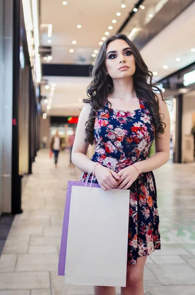 Alışveriş Alışveriş Merkezinde Yürüyen Torbaları Ile Güzel Genç Kadın Portresi — Stok fotoğraf