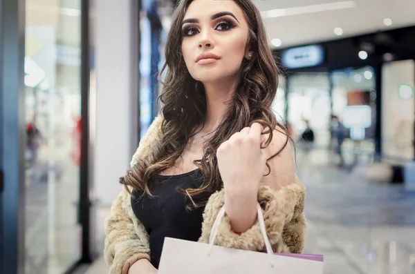 Alışveriş Merkezinde Alışveriş Torbaları Tutan Genç Güzel Alışverişkoliğin Kadın Portresi — Stok fotoğraf