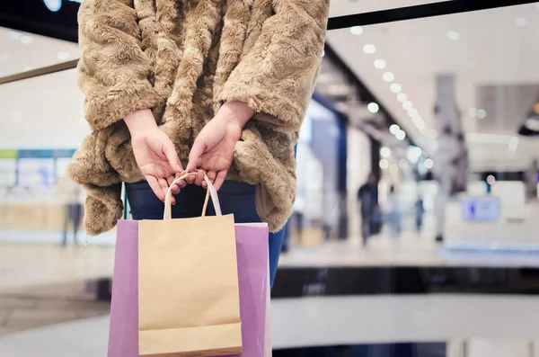 Vista Trasera Una Mujer Compradora Moda Abrigo Con Bolsas Compras —  Fotos de Stock
