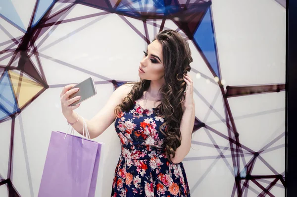 Happy Woman Smartphone Taking Selfie Clothing Store Mirror — Stock Photo, Image