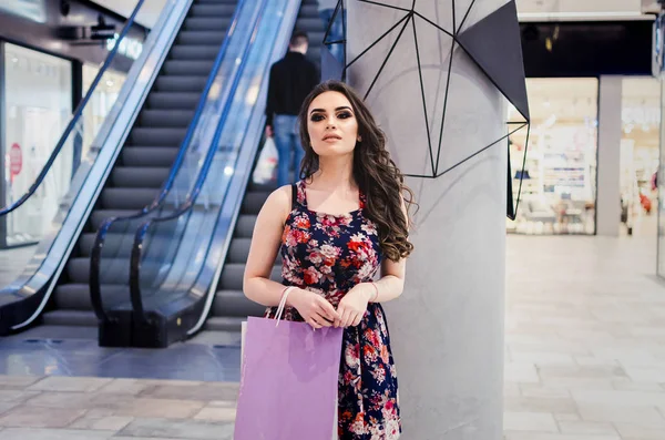 Retrato Hermosa Joven Con Bolsas Compras Caminando Centro Comercial —  Fotos de Stock