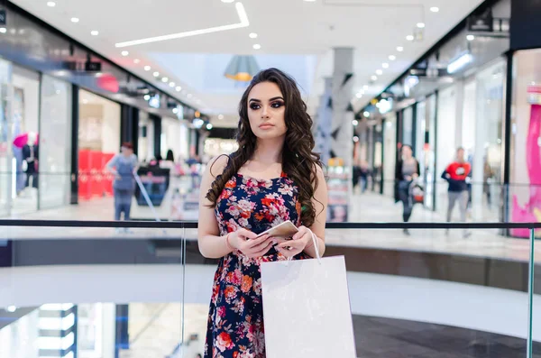 Traurige Junge Modefrau Mit Einkaufstüten Die Einkaufszentrum Oder Einzelhandel Stehen — Stockfoto