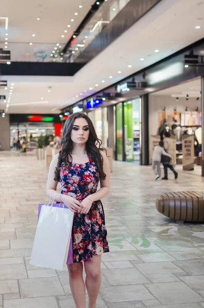 Alışveriş Merkezinde Alışveriş Torbaları Tutan Genç Güzel Alışverişkoliğin Kadın Portresi — Stok fotoğraf
