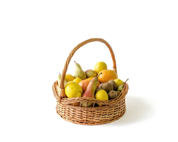 Aspecto Real Normal Cesta Con Frutas Aisladas Sobre Fondo Blanco — Foto de Stock