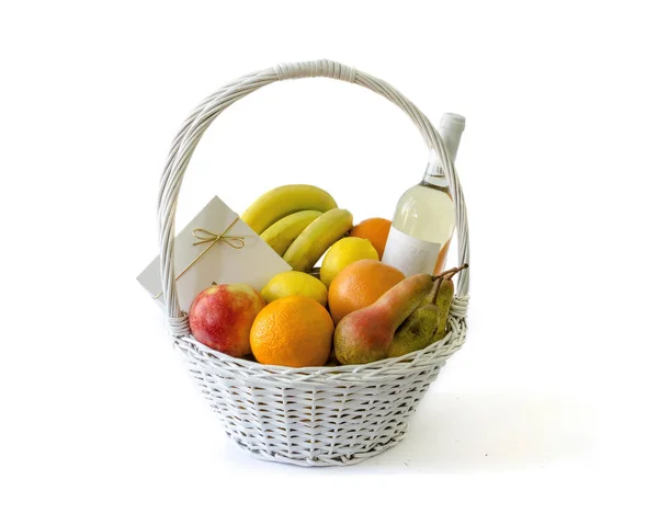 Aspecto Real Normal Cesta Con Frutas Aisladas Sobre Fondo Blanco — Foto de Stock