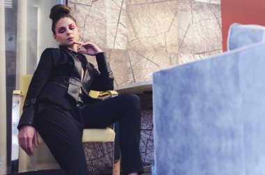 lüks klasik iç poz şık siyah elbiseli genç kadın