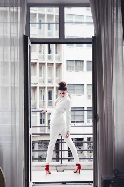 Junge Frau Weißen Designeranzug Posiert Auf Balkon — Stockfoto