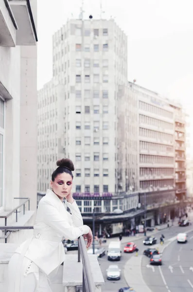 Молодая Женщина Дизайнерском Белом Костюме Позирует Балконе — стоковое фото